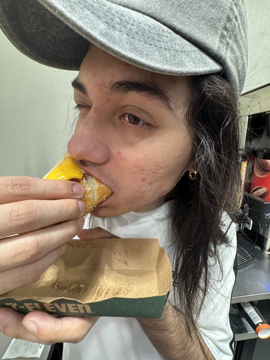 MarioLGutierrez's tweet photo. hasta comer un hot-dog del seven un domingo en la tarde es bonito si es contigo https://t.co/9ELKtvQ8Ud