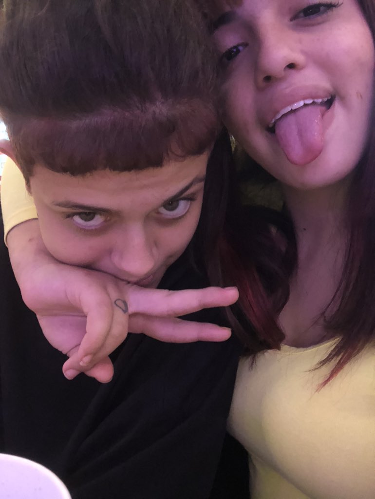 vsfcarime's tweet photo. “Mas agora vive grudada nessa menina”
experimenta passar 8 meses com uma pessoa que mora num abrigo e tem dia certo e horário estipulado pra poder te ver, tendo que se ver escondida, fugindo e os krlh, pois agora onde tiver Carime vai ter Gabi sim!! https://t.co/lUyI3chuYo