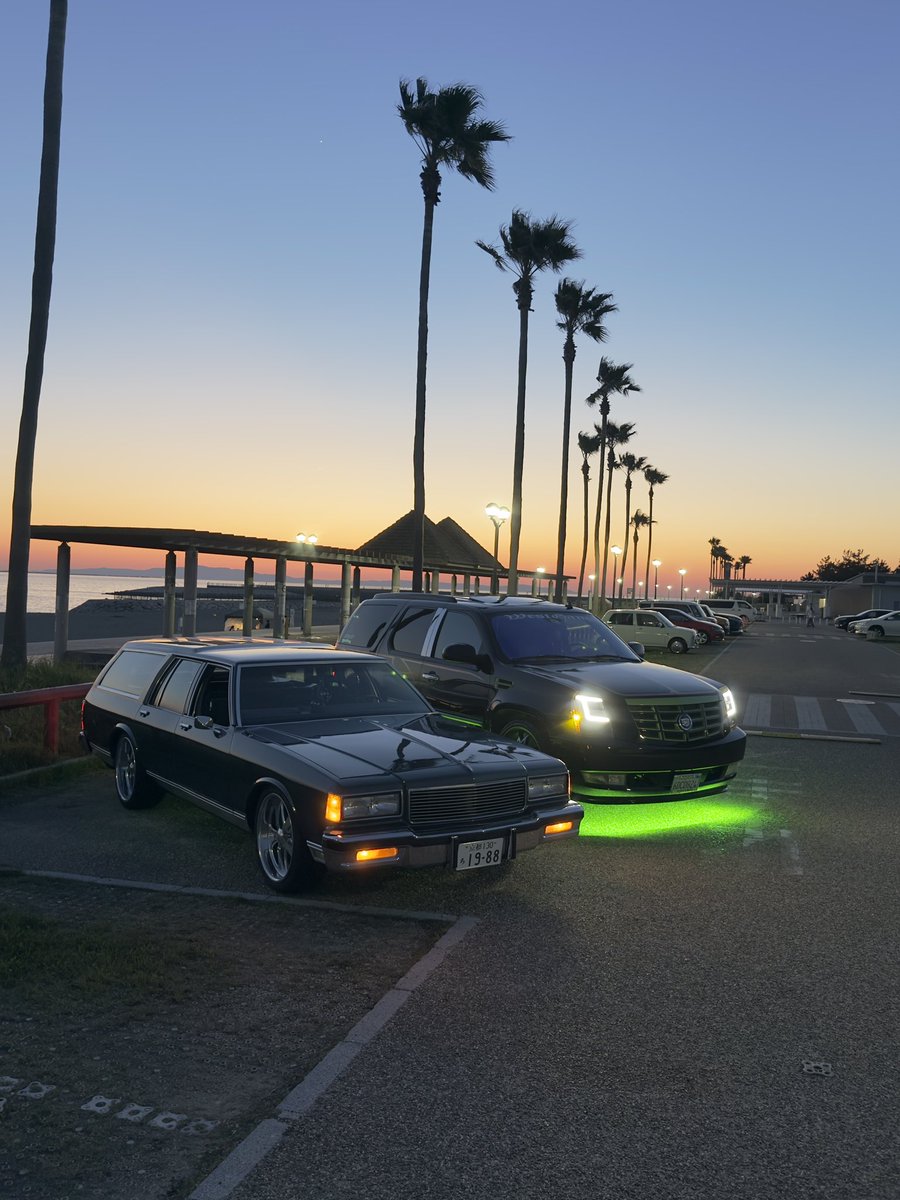 blenda_kiku888's tweet photo. 2026.5.10 大切な仲間とのツーショット写真🇺🇸
久々ここで写真撮った🔥🔥
#アメ車 #アメ車好きと繋がりたい #caprice #escalade #westgang https://t.co/pFturEWYRs