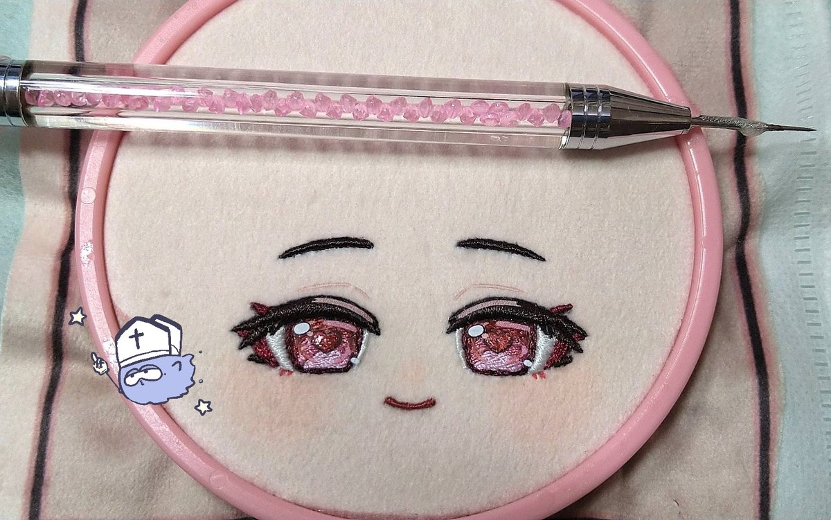 Kanama4427's tweet photo. 🌟刺繡過程紀錄🌟

這次可以說是 
手繡了目前做過最複雜困難的臉部風格了!💪

通常這麼完整的眼睛，
我會二話不說 想直接編輯繡檔然後直接電繡🙁

不過一些眼尾 睫毛還有一些細節都太細了
最後還是決定純手工刺繡

一開始那種繡一兩個鐘頭只完成一些睫毛的絕望感
真的很無力😢

我本來就是一個不太喜歡手繡作業的人
枯燥、無趣、速度很慢、有時候繡起來還不滿意
手會超級痛 超級超級超級痛!!!!!!!!!!!!!!!😂

完全不是那種會享受刺繡過程的類型，
(就是因為不喜歡刺繡所以到處學一些邪門歪道，
來弄娃娃的臉😂)

但是最近稍微有點改變想法了🫰
因為開始分享刺繡過程後 ，發現大家蠻喜歡看的
讓我感覺那些枯燥痛苦的過程都沒有那麼糟😳

大家的喜歡 也撫慰了那枯燥痛苦的過程，
我似乎變得不那麼討厭刺繡了💪
正在慢慢喜歡這個過程 !
可能也是這樣我才會決定將這張臉用手繡來呈現

接下來一些太複雜的、太小的刺繡
我應該也都會用手繡來呈現 ，
若你們能繼續伴隨我的刺繡過程 給予我動力🤗
真的會非常感謝大家!
今後也會繼續加油的 !

那麼今天也祝福你們平安健康快樂!🩷
願你們能被世界溫柔對待🫶