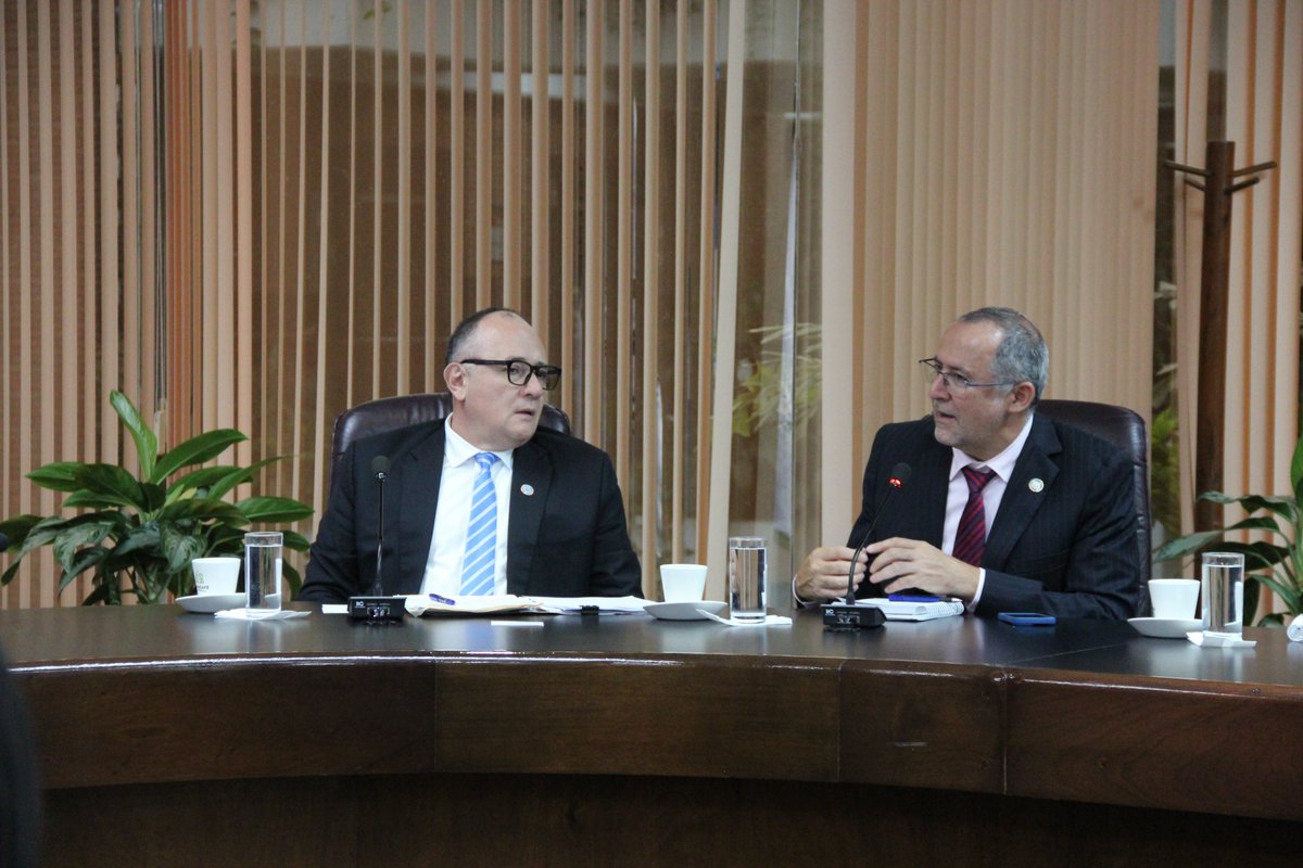 CafedeGuatemala's tweet photo. En Anacafé recibimos la visita oficial del Dr. René Orellana, director regional para América Latina y el Caribe de @FAOGuatemala , y del Sr. Rafael Zavala, Representante de FAO en Guatemala.

Durante el encuentro se sostuvo un diálogo estratégico sobre oportunidades de cooperación para fortalecer la sostenibilidad, resiliencia climática, innovación, competitividad y desarrollo rural en los territorios cafetaleros de Guatemala, así como iniciativas vinculadas a producción sostenible y cadenas libres de deforestación. ☕🇬🇹

#Anacafé #CaféDeGuatemala #FAO #Sostenibilidad