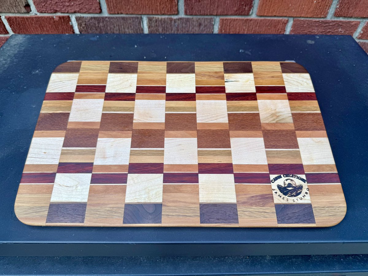 StumboFarm's tweet photo. Thin cutting board but such a beautiful pattern https://t.co/4qwvNSlC6A