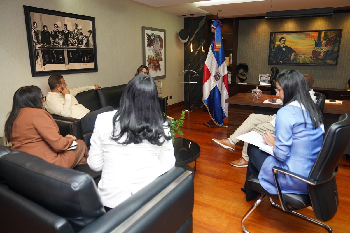 fedomurd's tweet photo. Fortalecemos lazos por el desarrollo municipal. 🏛️

​Sostuvimos un importante encuentro con la ministra de la Mujer, @GloriaReyesG, para coordinar políticas interinstitucionales que promuevan la transparencia e gualdad. ¡Seguimos trabajando unidos!

​#GestiónMunicipal #Igualdad https://t.co/yMkg0tc3nA