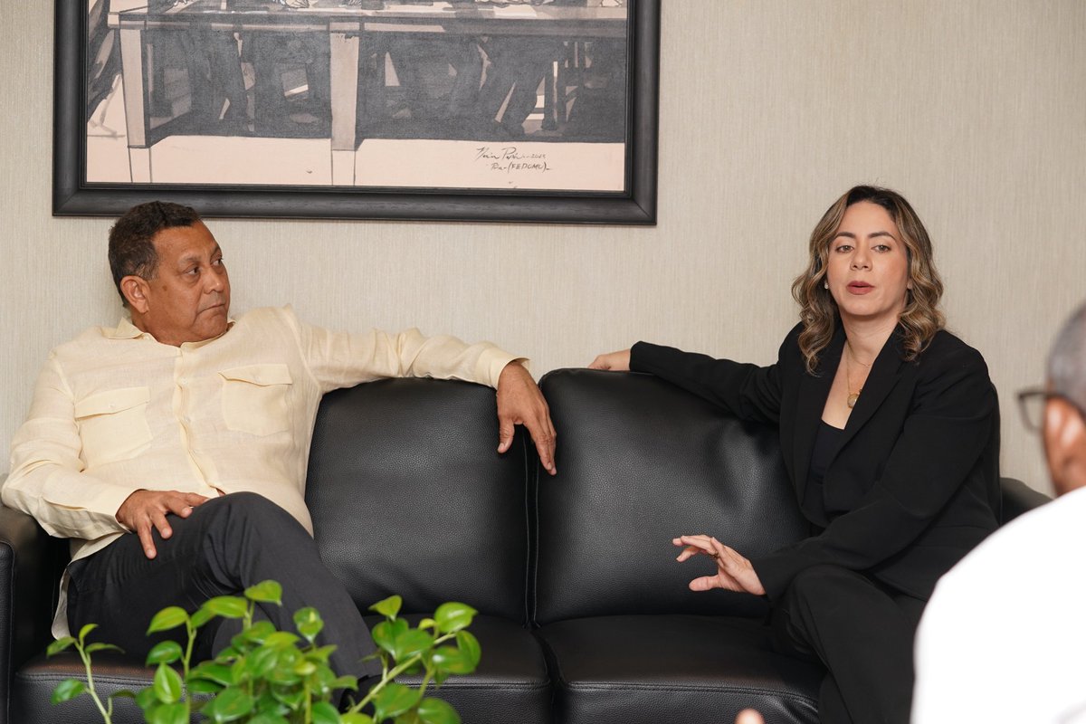 fedomurd's tweet photo. Fortalecemos lazos por el desarrollo municipal. 🏛️

​Sostuvimos un importante encuentro con la ministra de la Mujer, @GloriaReyesG, para coordinar políticas interinstitucionales que promuevan la transparencia e gualdad. ¡Seguimos trabajando unidos!

​#GestiónMunicipal #Igualdad https://t.co/yMkg0tc3nA