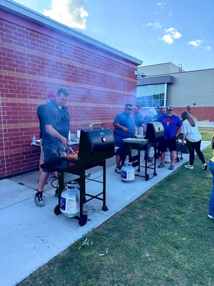 CoachColvin7's tweet photo. Dads came in clutch on the grills to celebrate and wrap up a successful Spring!  
#Anchored https://t.co/zhernHPuj1