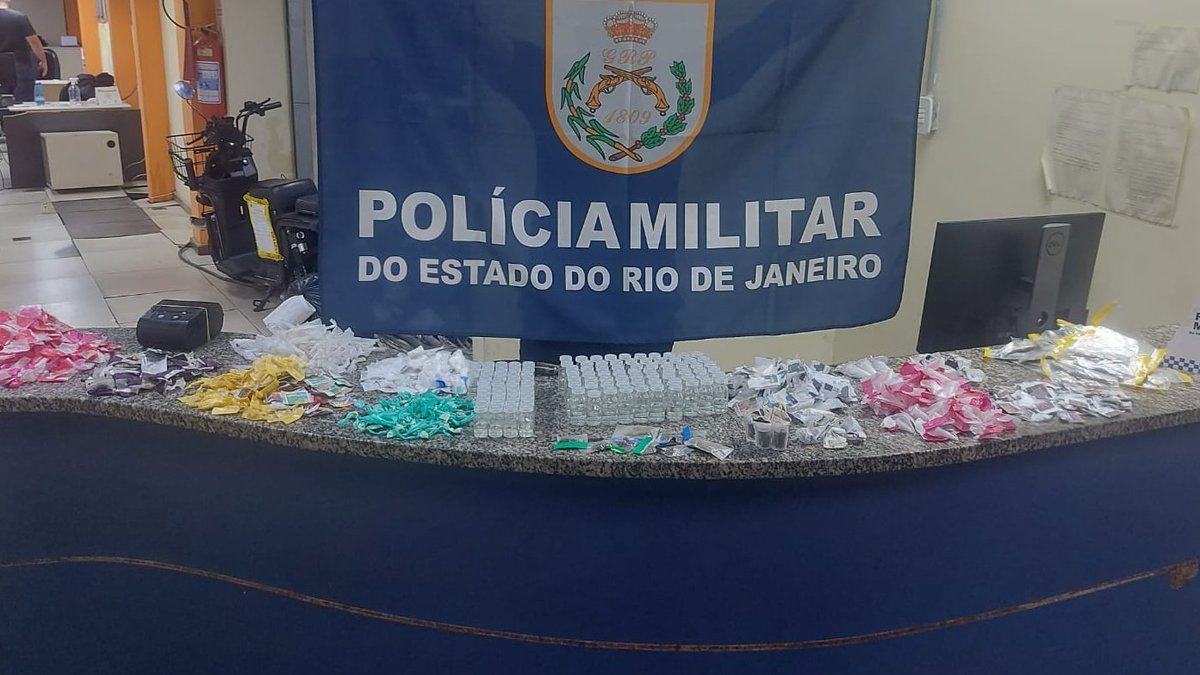 PMERJ's tweet photo. Policiais do #4BPM apreenderam grande quantidade de drogas e uma garrucha, nesta segunda-feira (11/05), na Rua Ricardo Machado, em Vasco da Gama.
#ServireProteger https://t.co/FqJhqYtPf3