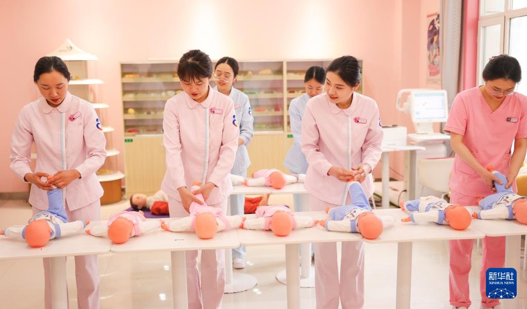 PDChinese's tweet photo. 【中國全國註冊護士總量達606.2萬人】國家衛生健康委員會5月11日公布，截至2025年底，中國全國註冊護士總量達到606.2萬人，較2020年增加約135萬人，增幅約29%，每千人口註冊護士數從2020年的3.34人提升至2025年的4.32人，具有大專以上學歷護士占比超過80%。 https://t.co/dil7Qoa53M