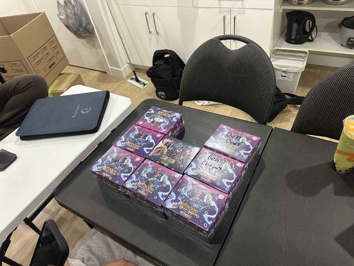 BQ019's tweet photo. Me and the gang on release day (dont mind the origins box) https://t.co/ge3PqZhwPd