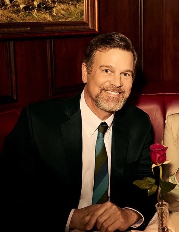 skptcbathena's tweet photo. OH PETER KRAUSE IN HIS SILVER FOX ERA YESSSS GAWWWWWD https://t.co/SLDHu6XCSR