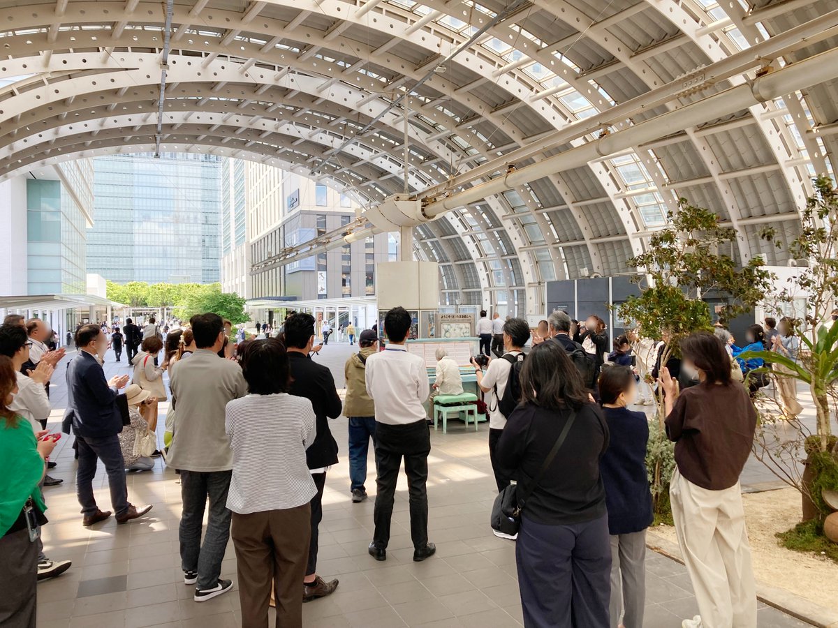 kentatsu_net's tweet photo. 100歳のステキな演奏に
さいたま新都心駅が包まれました🎶

愛の家グループホーム東浦和の
ご利用者様によるストリートピアノ🎹

軽やかな音色と楽しそうな笑顔に、
足を止める人が続出✨️

「何歳でも挑戦できる」
という勇気をいただきました🥹

またぜひ素敵な演奏を聴かせてください❤️ https://t.co/f6WVnWIkZB
