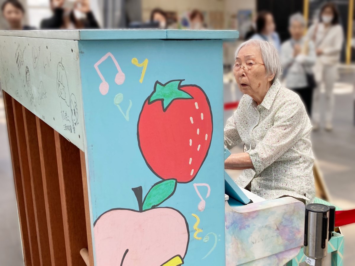 kentatsu_net's tweet photo. 100歳のステキな演奏に
さいたま新都心駅が包まれました🎶

愛の家グループホーム東浦和の
ご利用者様によるストリートピアノ🎹

軽やかな音色と楽しそうな笑顔に、
足を止める人が続出✨️

「何歳でも挑戦できる」
という勇気をいただきました🥹

またぜひ素敵な演奏を聴かせてください❤️ https://t.co/f6WVnWIkZB