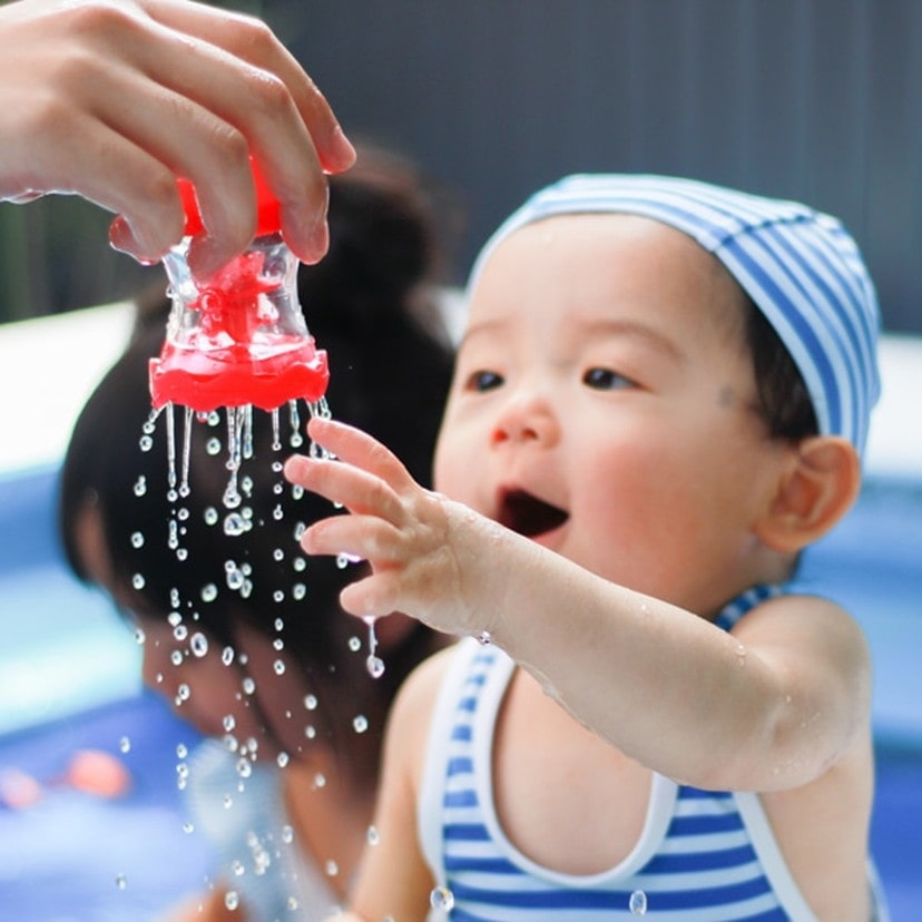 DADWAY_PR's tweet photo. 水遊びデビューもSassyで🌈

カラフルなコントラストがはっきりしたデザイン、でこぼこ・つるつるなどのいろいろな手ざわり、たくさんのしかけ！
知育玩具ブランドSassyは、水遊びおもちゃもご用意しています✨

https://t.co/DqmBNHEsXg https://t.co/bxhpAt9IxJ