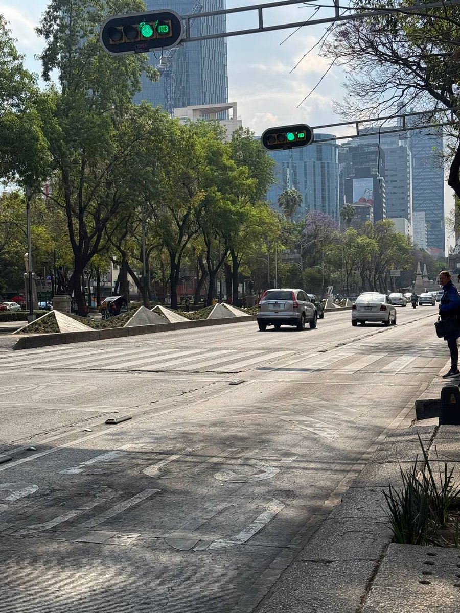 MetrobusCDMX's tweet photo. Por tu seguridad, respeta los semáforos y cruza por el paso peatonal. 

Recuerda que una ciudad más segura es responsabilidad de todas y todos. https://t.co/ZYrrCYLvWZ