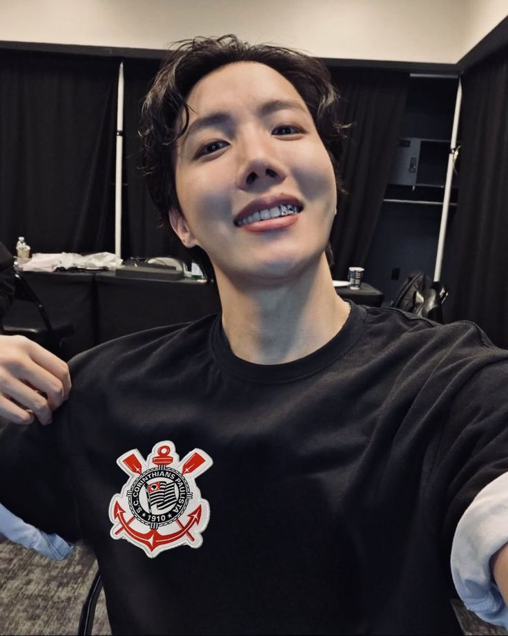 vthos_'s tweet photo. Chapéu de cowboy é passado, jhope vai aparecer em SP usando o maior manto de lá https://t.co/lYMKWQRWwm