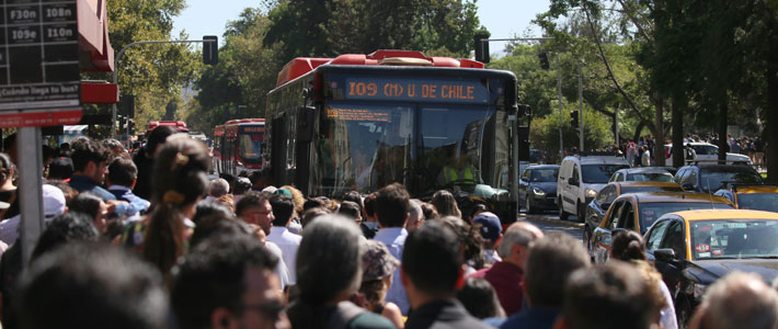 Hace unos días advertimos que el sistema público de transporte Red Metropolitana de Movilidad de Santiago de Chile redujo considerablemente su flota de buses, entre un 40% y un 45%. Esta disminución ha afectado gravemente la frecuencia del servicio (cantidad de buses por hora) y