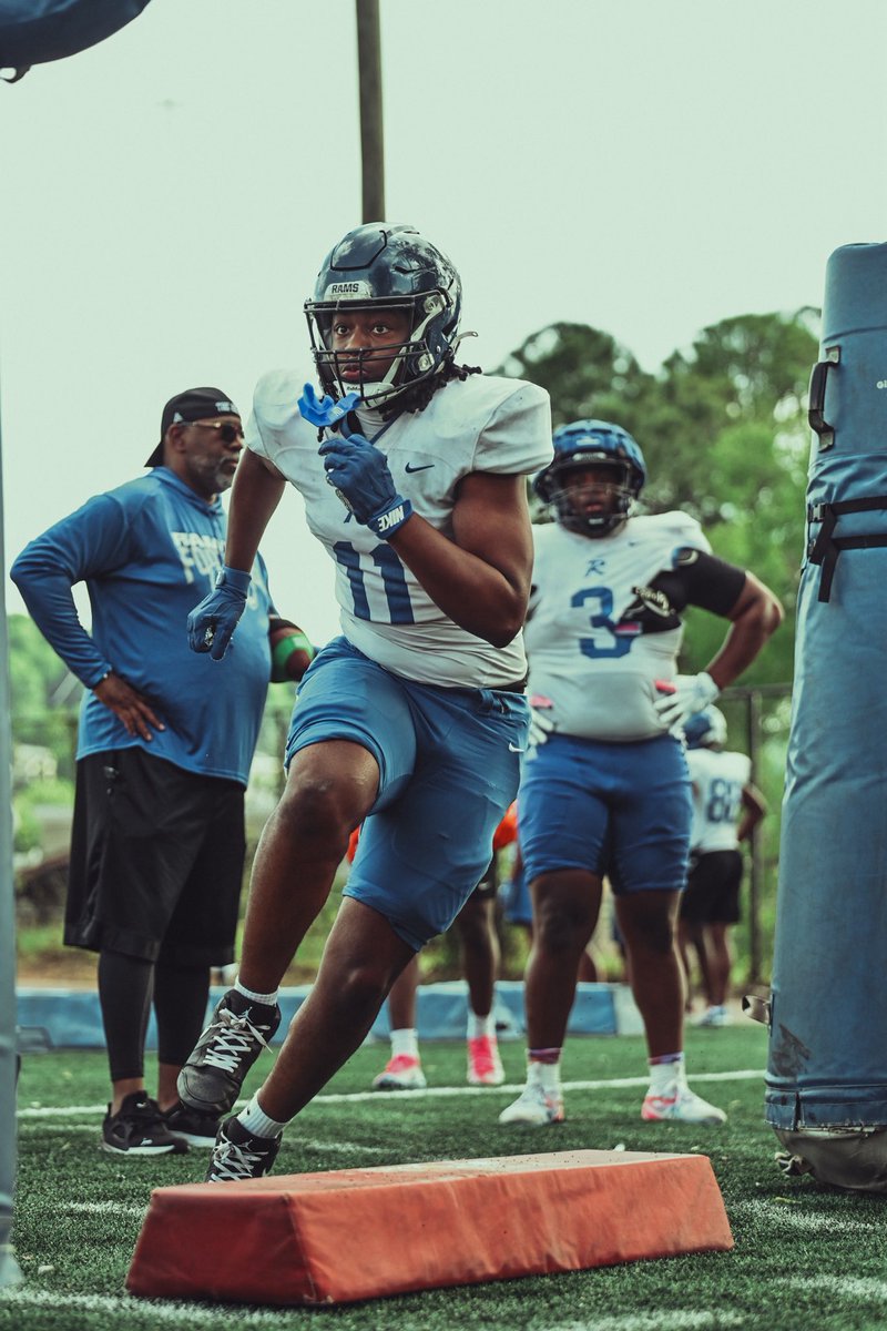 Kenlen_Richburg's tweet photo. spring on the hill 🐶🐶@RamsayFootball @CoachRobNelson https://t.co/tBTog0pQGC