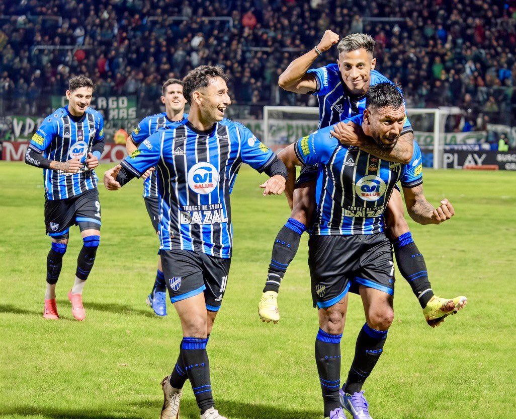 almagro100's tweet photo. Fin del maleficio de visitante, #Almagro ganó en Mataderos a #NuevaChicago
👇🇧🇼👇📷 @leirajtman 
https://t.co/dUqThRQz12 https://t.co/9UtqnQDWIK
