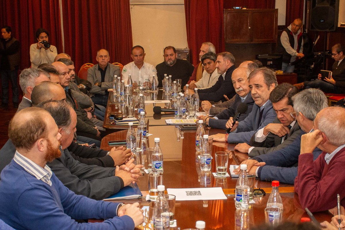 MarioFiad's tweet photo. Hoy realizamos la 1° reunión del año del Corredor Bioceánico de Capricornio. 

El evento fue organizado de forma conjunta por la Agencia Provincial del CBC, a cargo del Mg. Alejandro Marenco y por el Consejo de Desarrollo y Promoción del CBC que presido. Fue encabezado por el Gobernador de Jujuy, Carlos Sadir y el Vice Gobernador, Alberto Bernis. 

El objetivo del encuentro fue continuar con la articulación de los esfuerzos del sector público y privado, de las distintas áreas que lo componen, para seguir consolidando a nuestra Provincia como un nodo logístico, estratégico y de desarrollo social dentro del Corredor Bioceánico. 

Durante la Reunión pusimos en conocimiento una Agenda integral. Escuchamos los resultados y Planes de Trabajo de las diferentes Comisiones Técnicas. Escuchar todas las voces es nuestro eje rector porque tenemos el fin de atender sus propuestas, para priorizar líneas de acción y además, ver cómo los asistimos y potenciamos. 

Agradecemos la valiosa participación y compromiso de actores que ya forman parte y vienen trabajando en el CBC: sector privado/productivo jujeño, organismos de la sociedad civil, organismos nacionales, universidades, cámaras, uniones, y, representantes de los poderes Ejecutivo, Legislativo y Municipal.