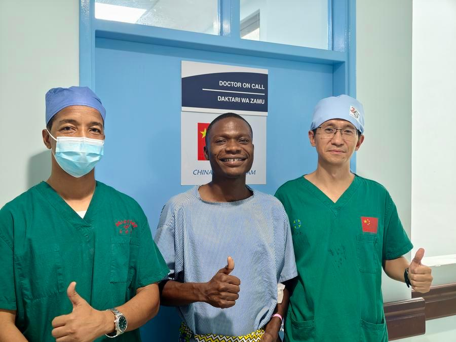 ShangguanJiewen's tweet photo. "I will never forget the Chinese doctor for saving my life."

Tanzanian Selemani lived with persistent pain due to a complicated condition. But now, he has been cured.

The 35th Chinese medical team operates in across Tanzania. https://t.co/lHEzRpSaia
