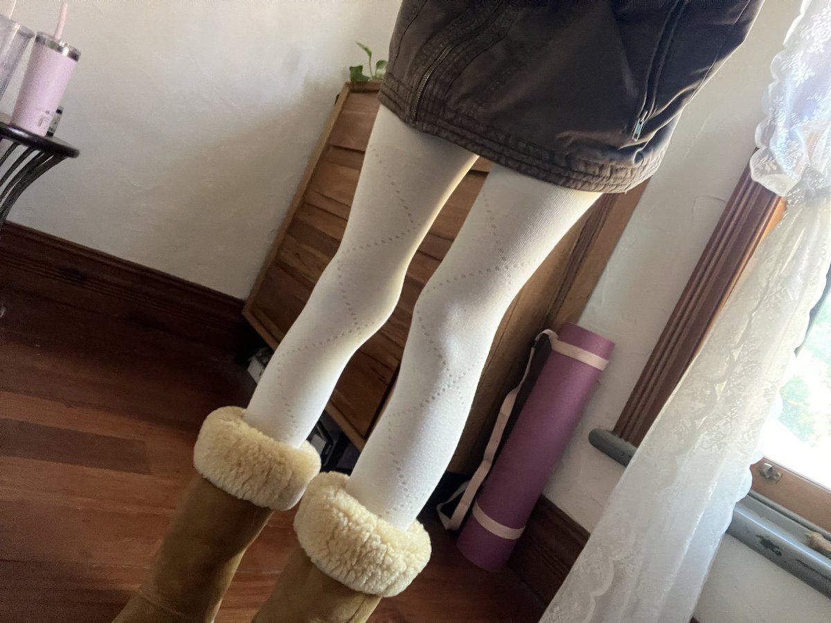 pickle3ater's tweet photo. edtwt users and awkward leg bcs🥰 https://t.co/iKfWliOTEY