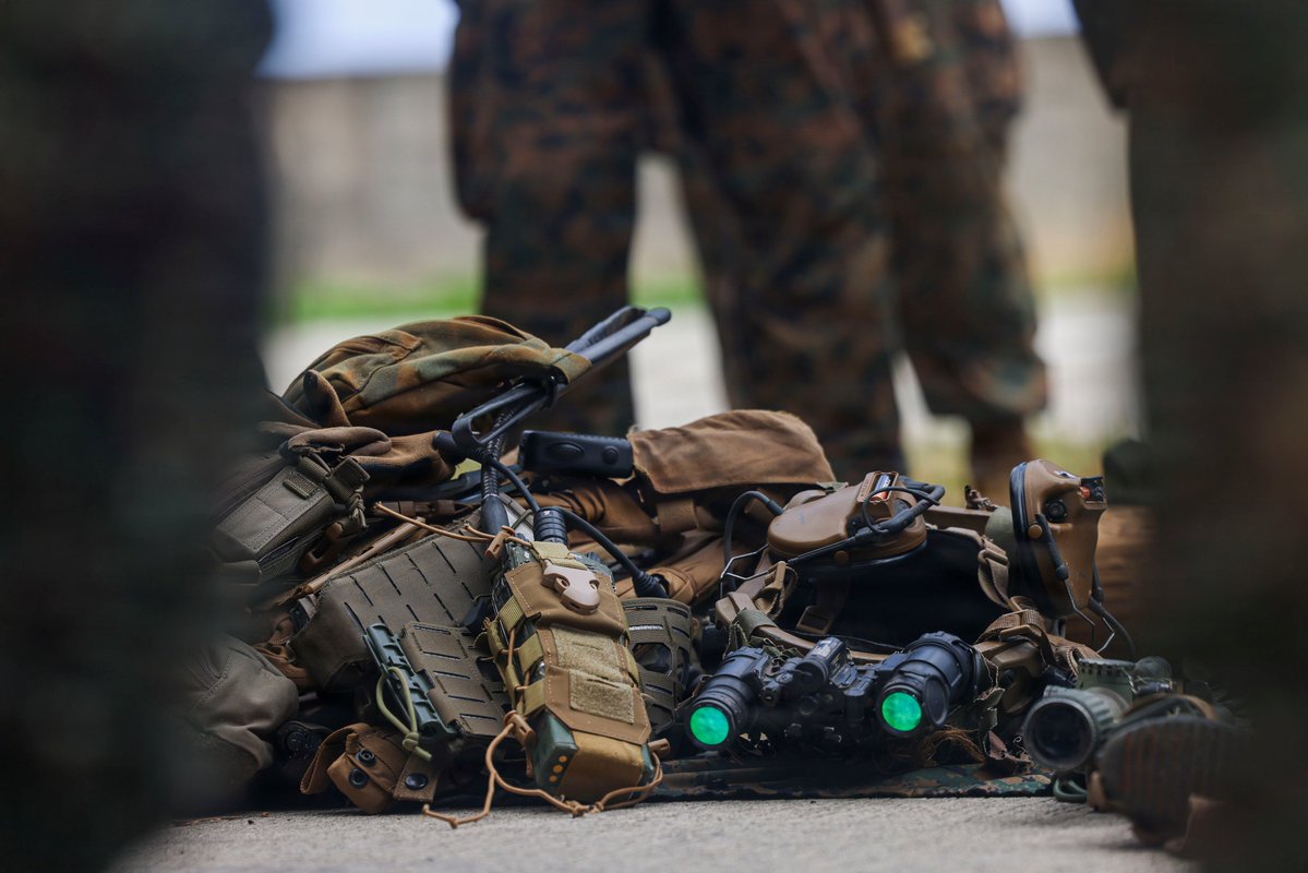 U.S. Marines, assigned to the 3rd Marine Division, and the Philippines Marines participate in a weapons training class during maritime key terrain security operations at Batan, Batanes Islands, Philippines. 

📍Philippines
📸 Sgt. Iyer Ramakrishna

#IndoPacific https://t.co/vEahfI4ssW