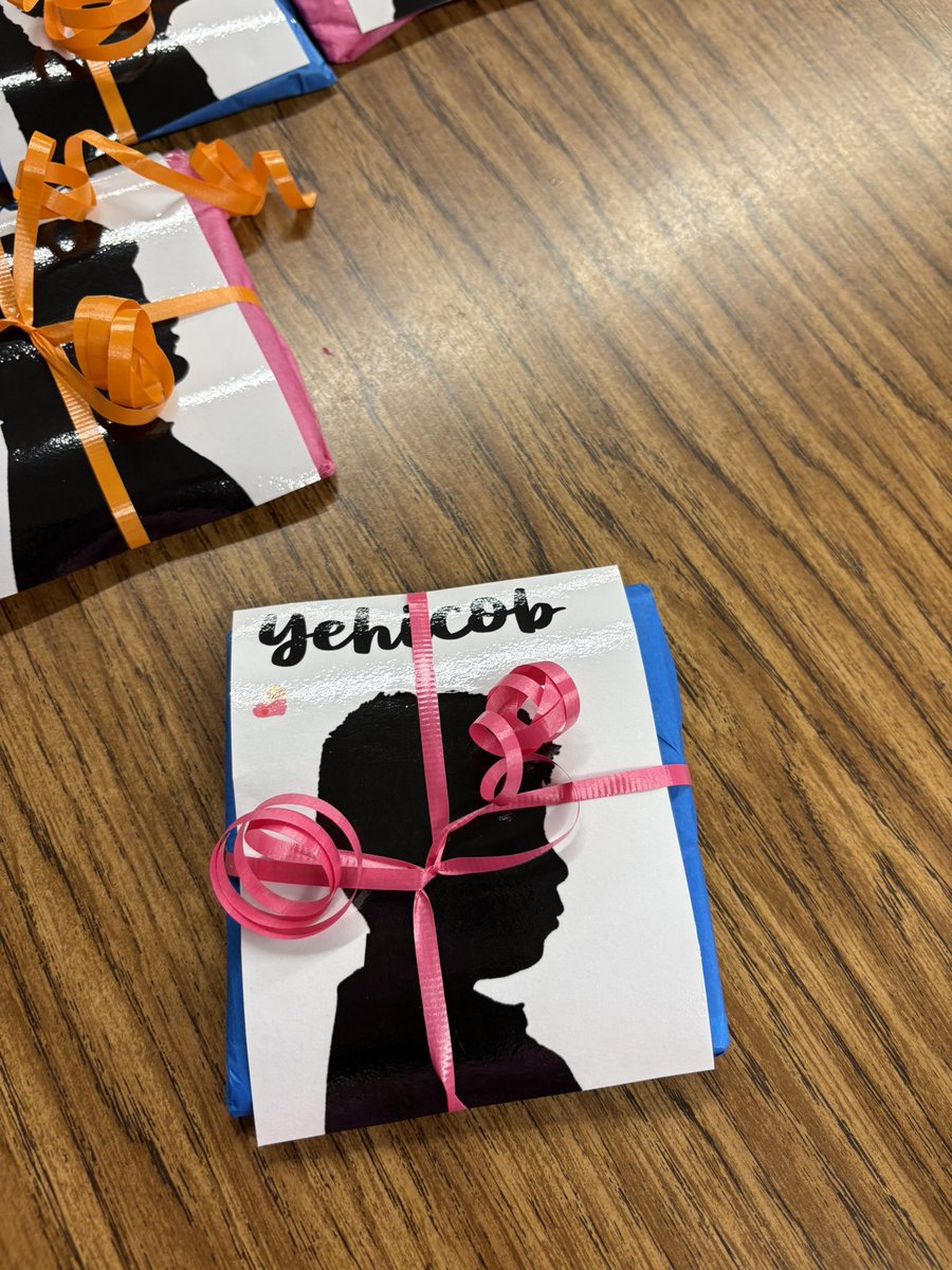 Beckyquintero1's tweet photo. Mother’s Day gifts💖#flowerbackdrop #secondgrade
#teacher
#mothersday https://t.co/uNuuJuBpUB