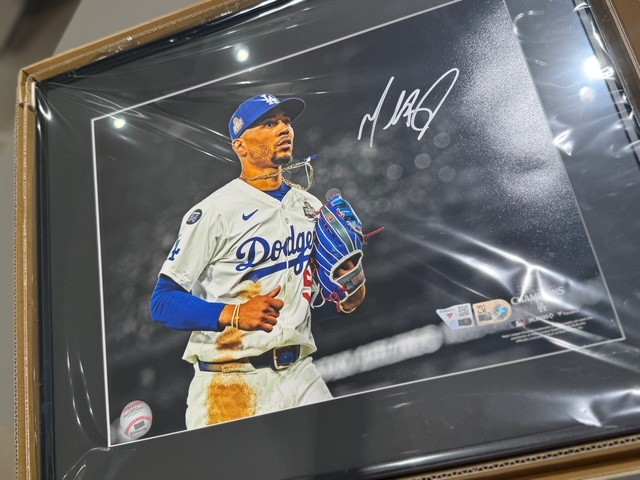 ドジャース ムーキーベッツ 【ロサンゼルスタイムズ広告】額縁入り ベッツ選手本日からチームに復帰！】 ロサンゼルス・ドジャースの