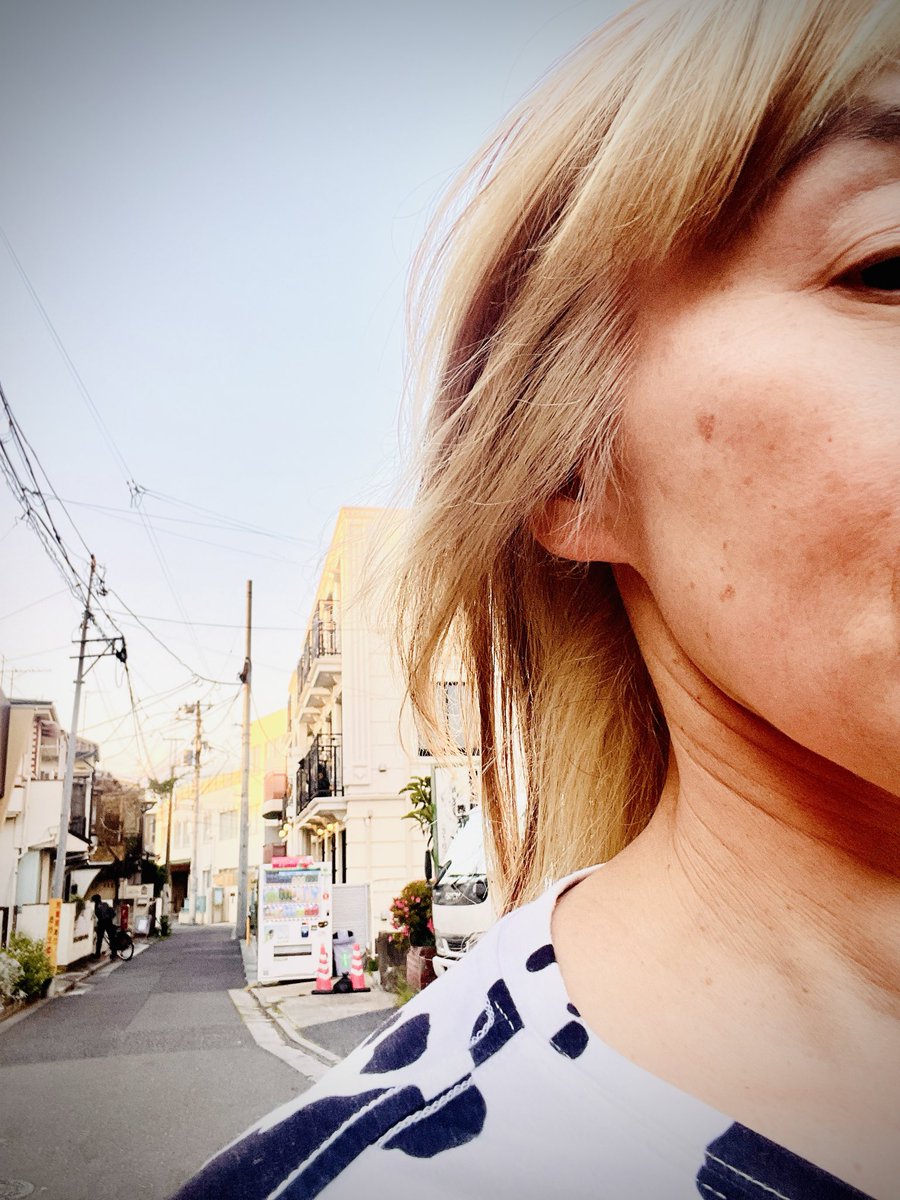 marichov's tweet photo. 髪の毛30センチ以上切って1週間以上経ってようやく父が髪切ったのか？と言ってきた😆
髪のことに言及したのは初めてかも！
相変わらず髪の色が緑でも金髪でも何も言わないけどね、、 https://t.co/Tf4AVmJ2yj