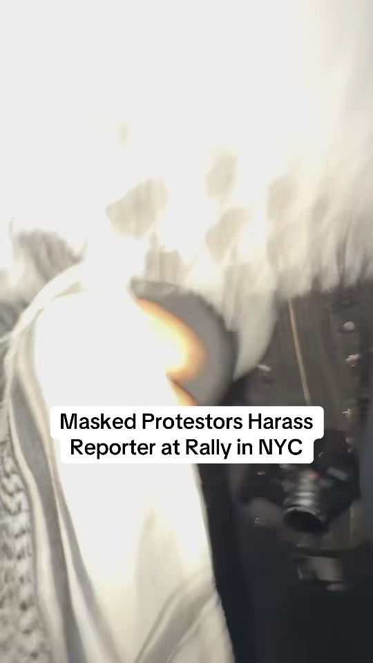 ⚠️ Simpatizantes del terror enmascarados acosaron físicamente a la prensa en la manifestación de odio antisemita en Nueva York anoche.