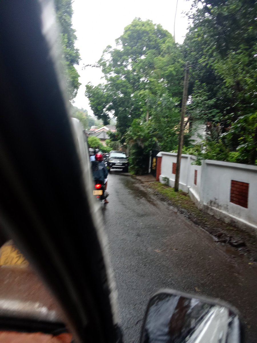 JayanathsWork's tweet photo. Heavy traffic persists on George E De Silva road, Kandy due to Springfield College.  College administration’s failure to address this for yrs has caused significant hardship for the local community. @srilanka_police,@anuradisanayake @PMDNewsGov  immediate intervention is needed. https://t.co/80Gbhkj4Pa