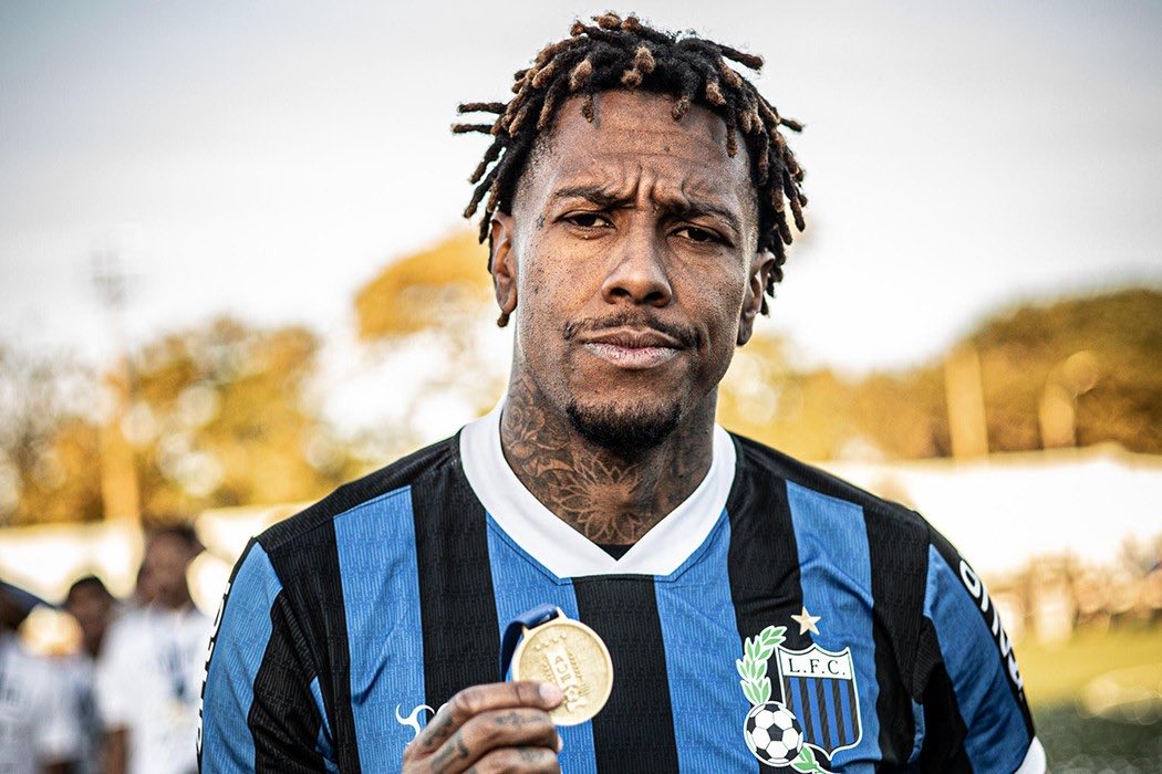 LProfeneta5's tweet photo. CON LIVERPOOL: ABEL HERNANDEZ // CON PEÑAROL: MABEL FERNANDEZ https://t.co/1Itqsj7L5B