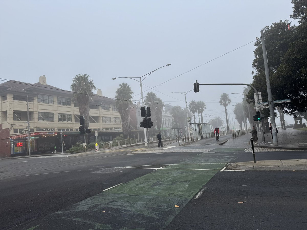 Isk137's tweet photo. Foggy Melbourne morning #weather #melbourne #autumn #fog https://t.co/F3Cjestz9m