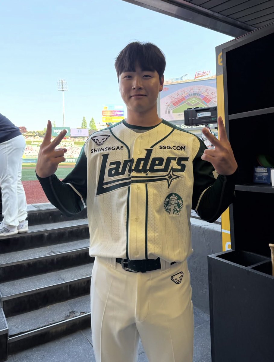 김정민 막내티 풀풀 나는거 귀엽다
형들만 보이면 팔짱끼고보는것 같음(?)