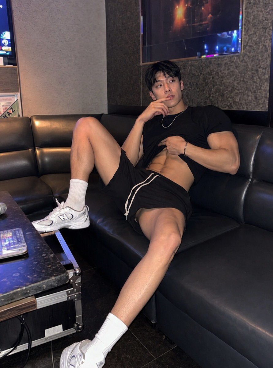 hotguysTH's tweet photo. รู้นะว่าซูม https://t.co/t6YAj9rsUE