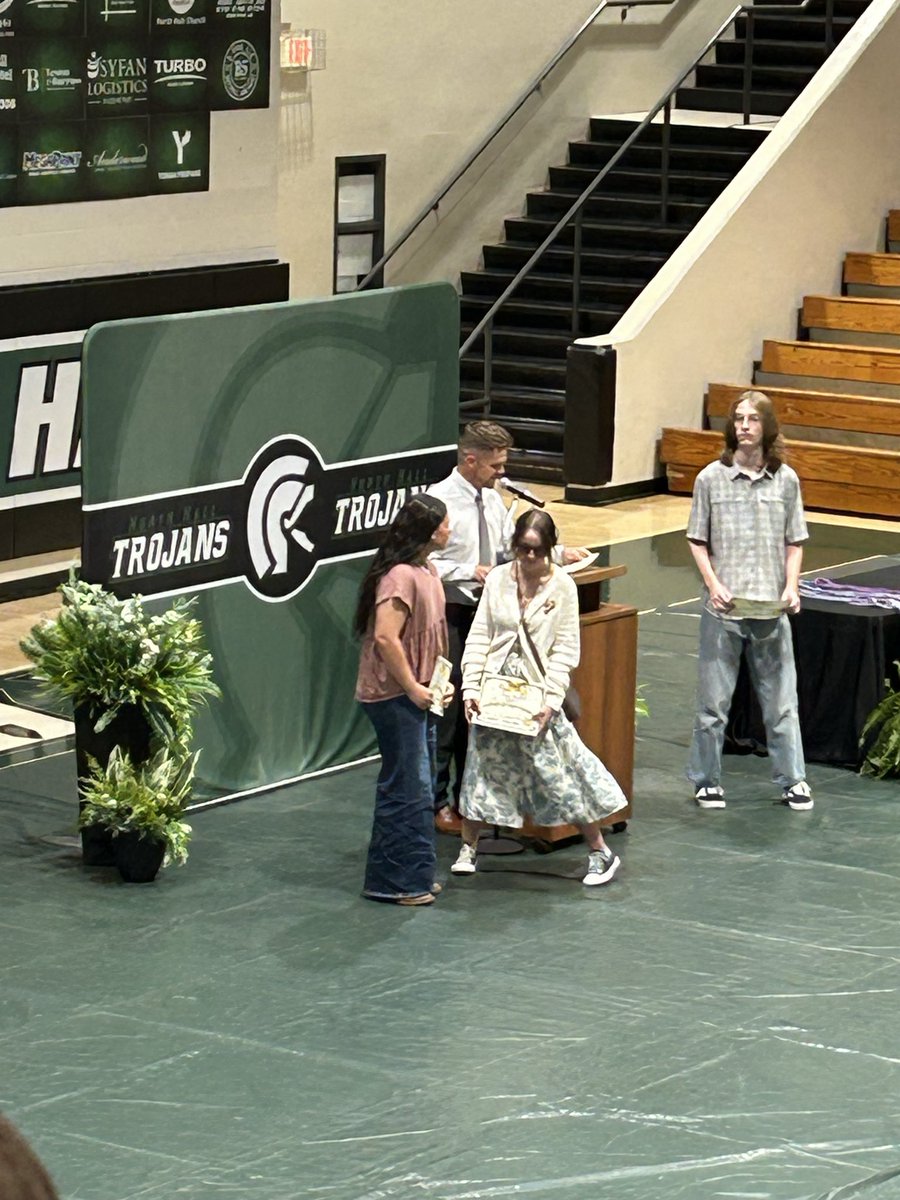 HadiMae2028's tweet photo. Hard work doesn’t just pay off on the diamond, but also in the classroom. North Hall Honors night. https://t.co/H0wJQeJXb6