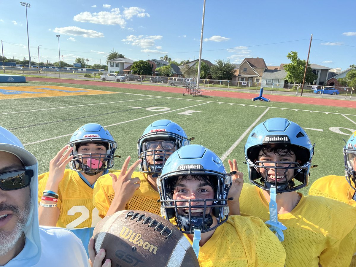 J_MoraSaenz's tweet photo. What’s better than one #GetaPicTakeaPic?? How bout 2 from the #DarkHorses!!! Great way to start the week 3 of Spring Ball practice & let’s keep getting better men!!!#WeRunAsOne #BeBetterBeBlue #Moravation #1Pride https://t.co/6aqpJvOxIs