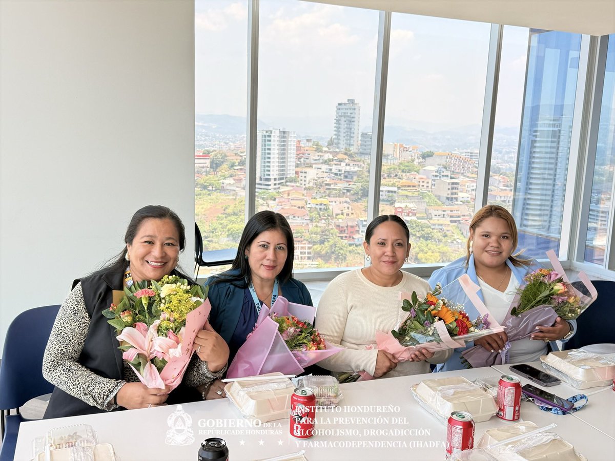 IHADFA's tweet photo. 🌷✨ En el marco de la celebración del Día de la Madre, el IHADFA rindió un merecido homenaje a las madres de familia de la institución, compartiendo un emotivo momento acompañado de un hermoso arreglo floral, un delicioso almuerzo y un especial pastel en honor a todas ellas. 💐 https://t.co/uGJyItL7Uh