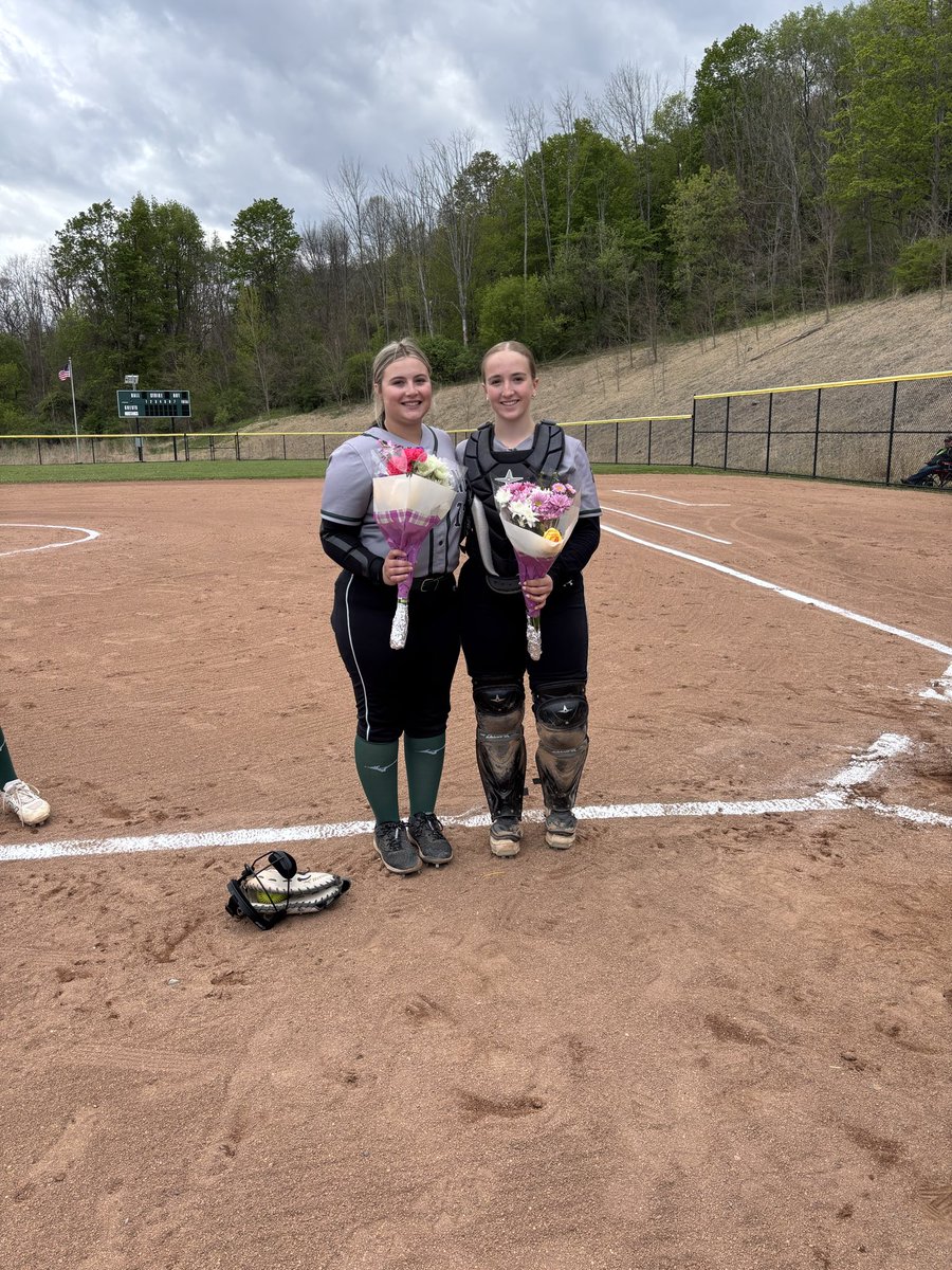 lisapatmac4's tweet photo. The Lady Mustangs earned the league win on Senior Night 12-5 over CBA. Mia Colon &amp; Maddy Richer each had 3 hits. We honored our 2 amazing seniors - Carly Sears &amp; Millie Novitsky. (Our battery for tonight’s win.). 🥎🐎💚 @PatSpadafore @blackwell_phil https://t.co/flQ3wXrgAG