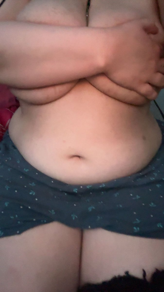 ravensdarkflock's tweet photo. hii im raven (u may remember me as @2shotsofraven 💔💔)
not new to nsfwtwt

- 21
- MDNI
- they/any (nonbinary)
- pansexual, demirom, greyrom
- plus sized seller &amp; nsfw creator 
- i like to shitpost as well
- hard, extreme, &amp; soft kinks

♡︎ or ↺ for moots https://t.co/UkAKoHMCpi