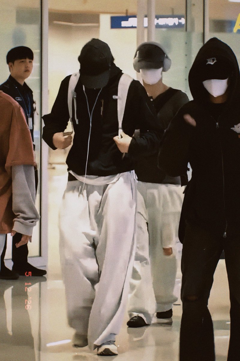 เปอร์เซ็นที่ใส่ชุดแมทกับเพื่อนมีกี่เปอร์เซ็นต์ แต่เปอร์เซ็นที่ใส่ชุดแมทกับแฟนมี 100%