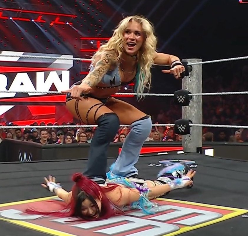 CrispyWrestling tweet media