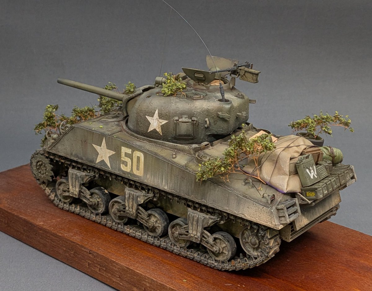 Kasyo1128's tweet photo. タミヤM4A3シャーマン　改めて撮影しました

 今回のサークルテーマは「初めてのタミヤキット」なので、もう一度作りました
自分は父が作った古いシャーマンがきっかけで、模型沼に墜ちました。
普段は模型を作らない父でも完成でき、子供の私に戦車の魅力を伝えた点で、タミヤのすごさだと思います https://t.co/od5WKKYHfH