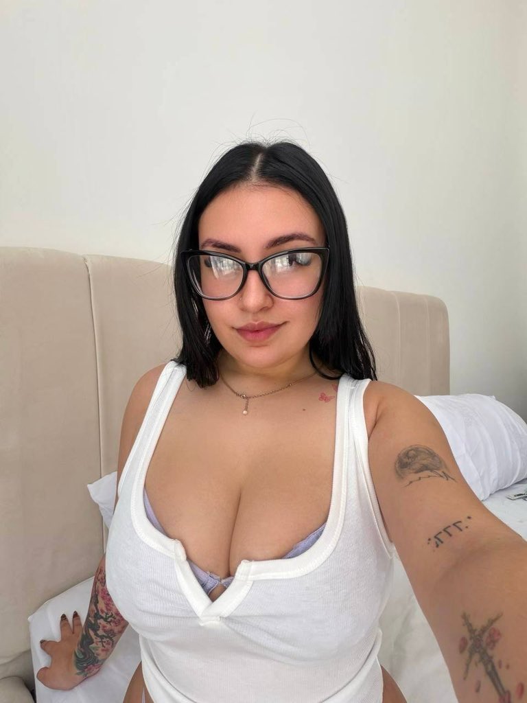 sophcup's tweet photo. Glasses or no glasses? https://t.co/HGZ10ZOKTI