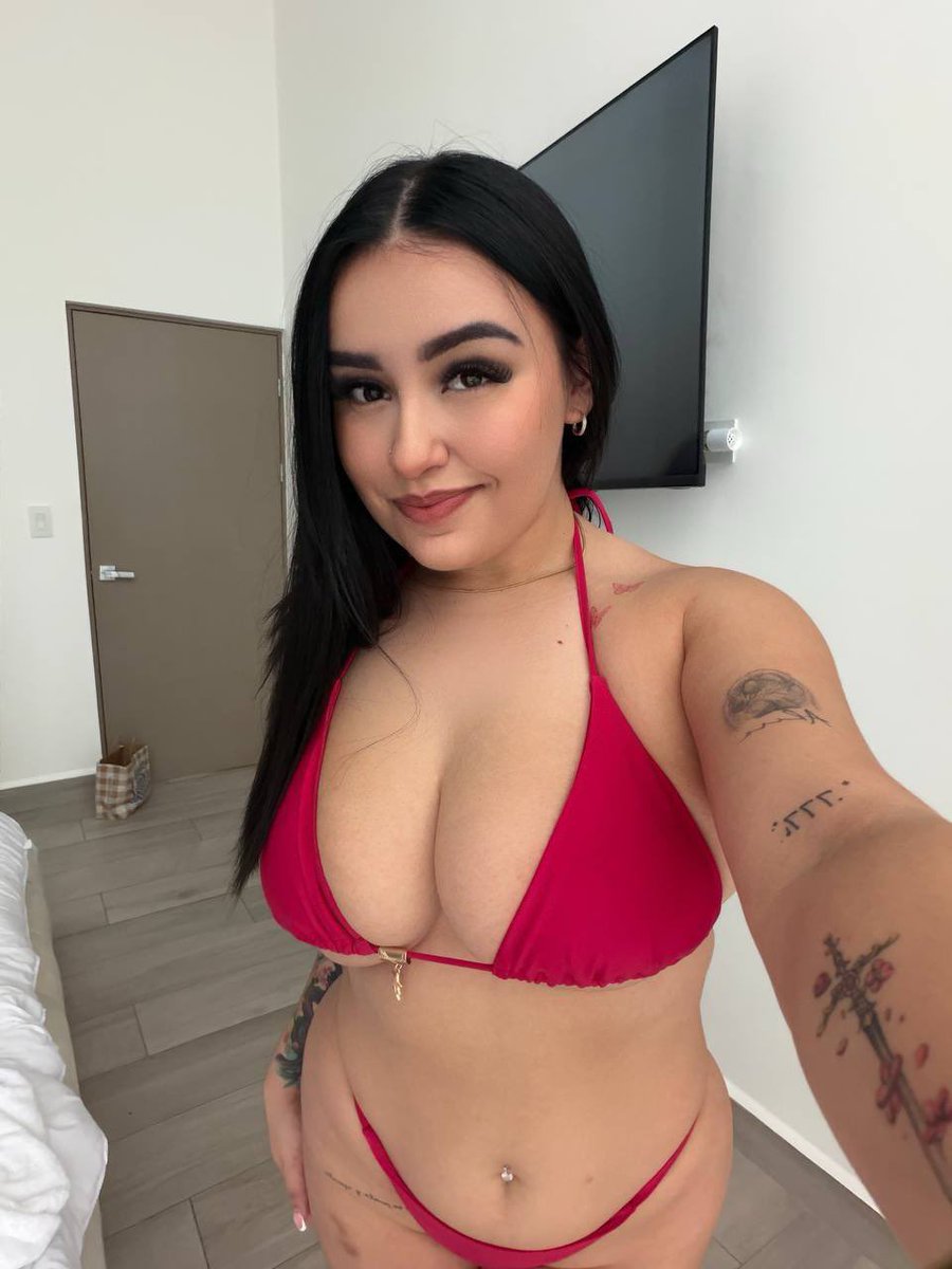 sophcup's tweet photo. Do you find chubby girls attractive? https://t.co/P916TxWQJQ