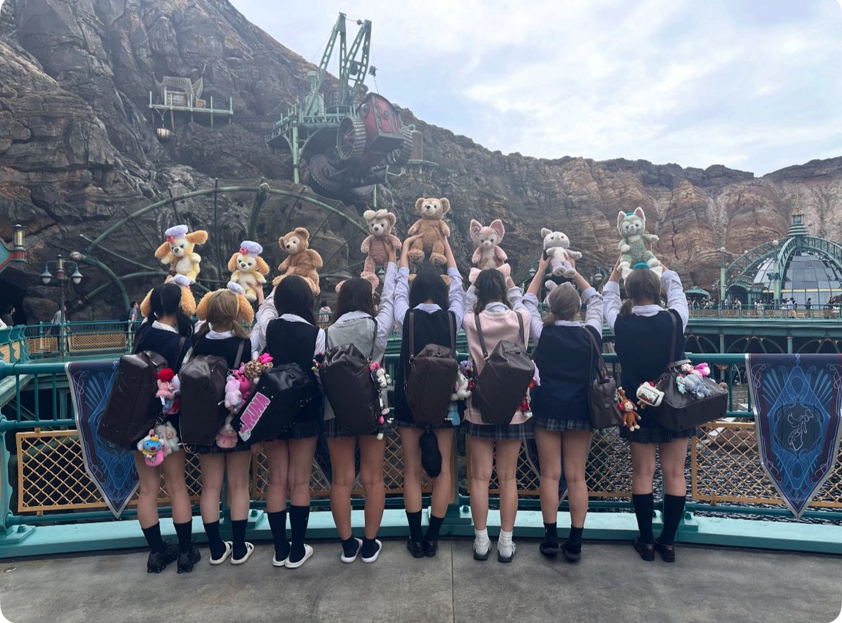 blea_official's tweet photo. Disneyスクーリング🐭💕
ブレア学園では、スクリーニングがDisneyなんですっ🫶🏼

みんなぬいぐるみお家から持ってきててかわいい❤️
 #BLEA #スクーリング  #ディズニーシー #ぎゃる https://t.co/UlB41ilOkr