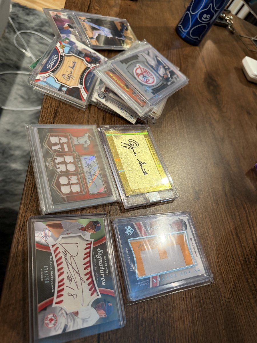 memory_kanon's tweet photo. 世界に一枚しかない野球カードとか
サインカードとかを売ろうと思ってて
どこのお店が買取強いか分かる方いますか、、？ https://t.co/xq0VYrXZlC