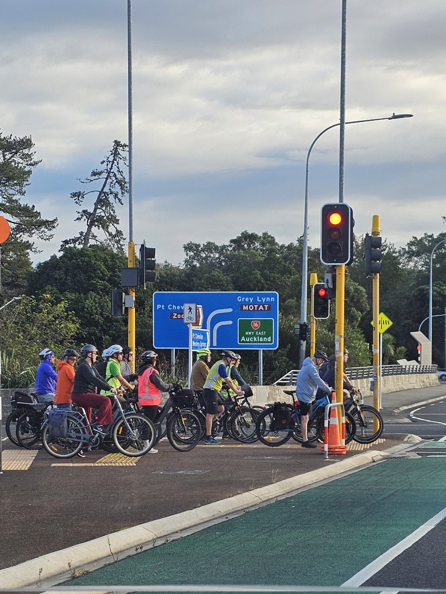 SharonM88707096's tweet photo. Every morning, every change of lights, so many bikes taking advantage of the cycleway . So good to see. https://t.co/j91xGRzTYO