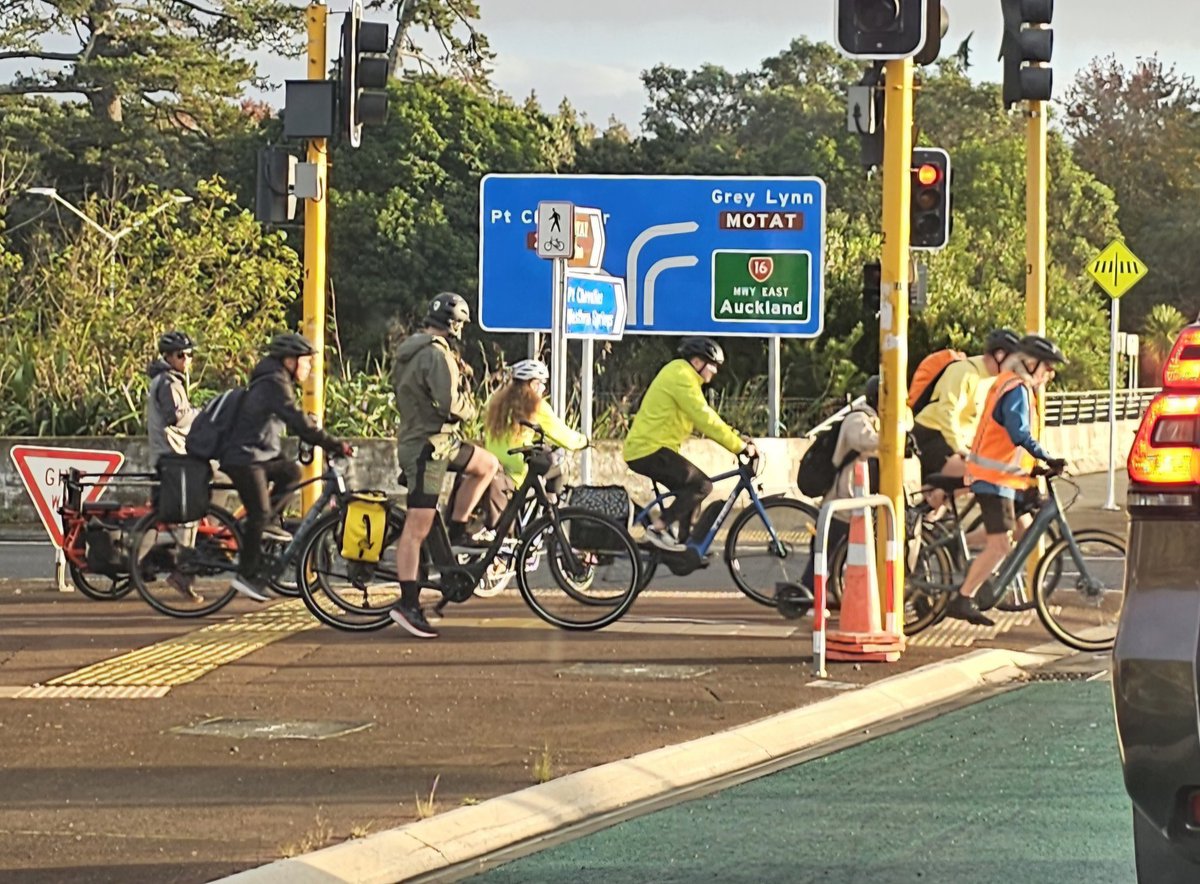 SharonM88707096's tweet photo. Every morning, every change of lights, so many bikes taking advantage of the cycleway . So good to see. https://t.co/j91xGRzTYO