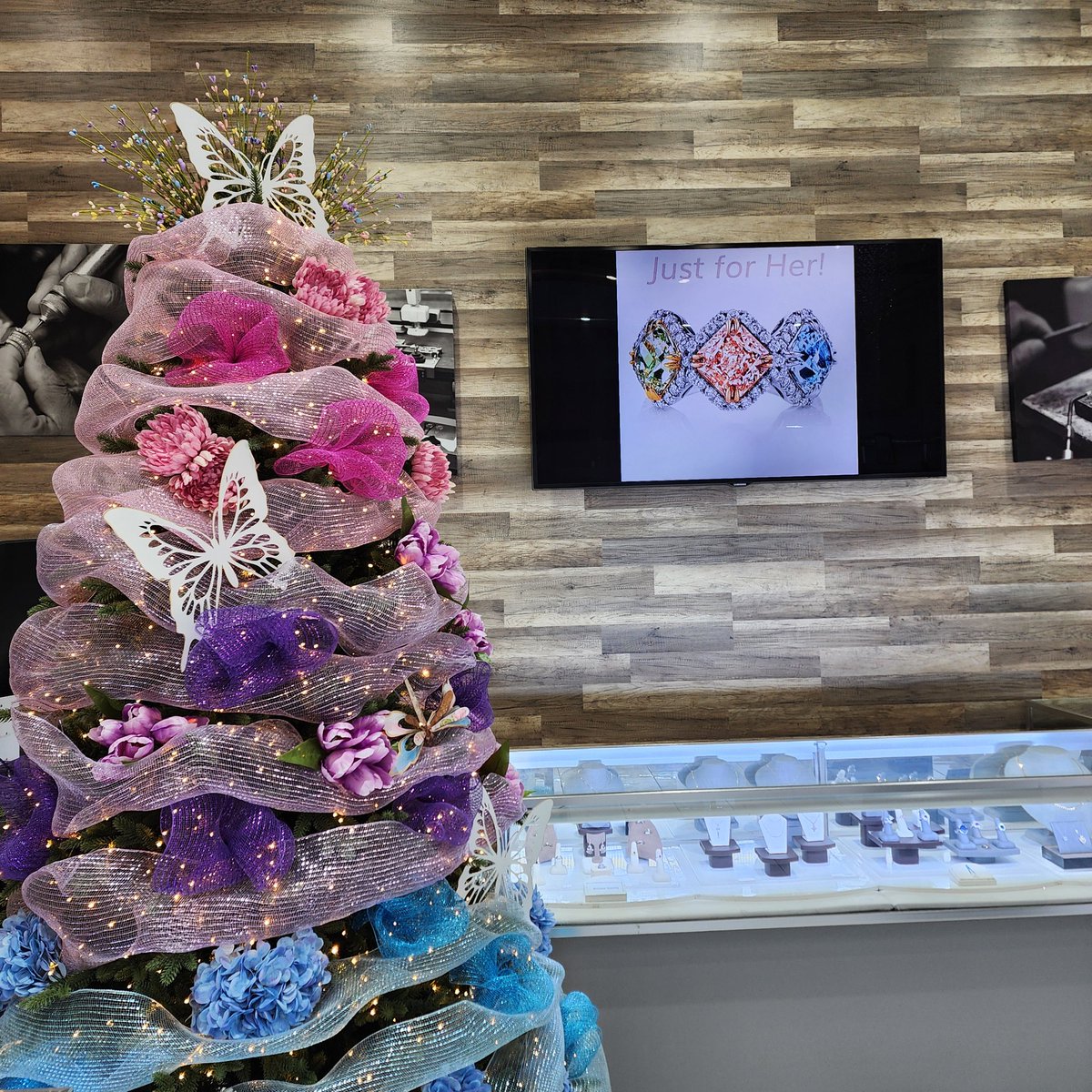 JBJewelers's tweet photo. ✨ Stop by JB Jewelers and snap a photo with our Special Occasion Tree 🌸🌳 while discovering beautiful jewelry inspiration for your next special moment! 💎

#jbjewelers #customdesignedengagementrings https://t.co/OISjFhH2mS