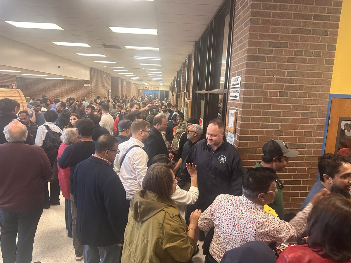 Oajj48's tweet photo. @Eric_OTooleMP @l_stone You can literally see Nate speaking to people in the line in front and Qadira further back. https://t.co/0xsYXjM9YO